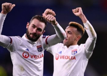 MENANG. Momen saat gelandang Lyon, Lucas Tousart (kiri), merayakan golnya ke gawang Juventus pada leg pertama babak 16 besar Liga Champions, Kamis (27/2) dini hari WIB. Lucas Tousart mencetak satu-satunya gol untuk kemenangan Lyon atas Juventus dengan skor 1-0.(AFP/FRANCK FIFE)