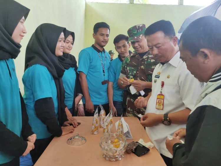 Koordinator KKN-Unila, Camat dan unsur forkopimda setempat mengamati berbagai produk Pekan Ekonomi Kreatif di Abung Barat, Lampung Utara, Kamis(6/2). DOK UNILA