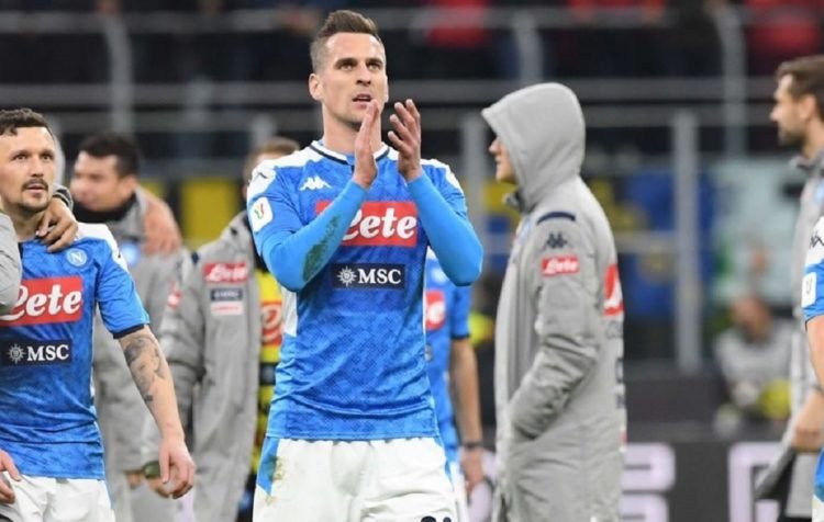 KALAH. Selebrasi penyerang Napoli, Arkadiusz Milik usai mengalahkan Inter Milan di Stadion Giuseppe Meazza pada leg pertama semifinal Coppa Italia 2019—2020, Kamis (13/2) dini hari WIB. I Nerazzurri kalah dari tim tamu dengan skor tipis 0-1.(TWITTER @EN_SSCNAPOLI)