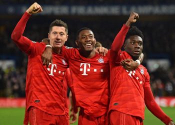 MENANG. Selebrasi para pemain Bayern Munchen usai membobol gawang Chelsea pada leg pertama babak 16 besar Liga Champions, di Stamford Bridge, Rabu (26/2) dini hari WIB. Bayern Munchen memenangkan pertandingan atas Chelsea dengan skor 3-0.(AFP/GLYN KIRK)