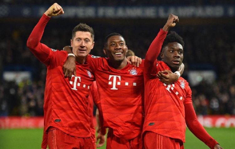 MENANG. Selebrasi para pemain Bayern Munchen usai membobol gawang Chelsea pada leg pertama babak 16 besar Liga Champions, di Stamford Bridge, Rabu (26/2) dini hari WIB. Bayern Munchen memenangkan pertandingan atas Chelsea dengan skor 3-0.(AFP/GLYN KIRK)
