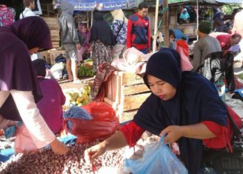 Harga beragam kebutuhan meningkat. (LAMPUNG POST)
