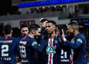 RAYAKAN GOL. Para pemain Paris Saint-Germain merayakan gol ke gawang Dijon pada pertandingan Piala Prancis, Kamis (13/2) dini hari WIB, di Stadion Gaston Gerard di Dijon.(AFP/JEFF PACHOUD)