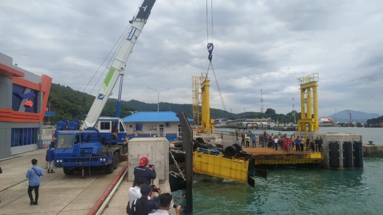 Cuaca Buruk Hambat Bongkar Muat Kendaraan