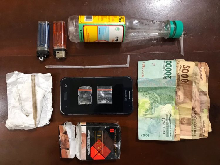 Remaja Isap Sabu-sabu di Belakang SD