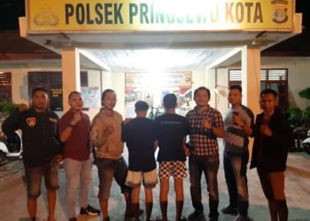Dua Pemuda Isap Tembakau Gorila di Kios Burung