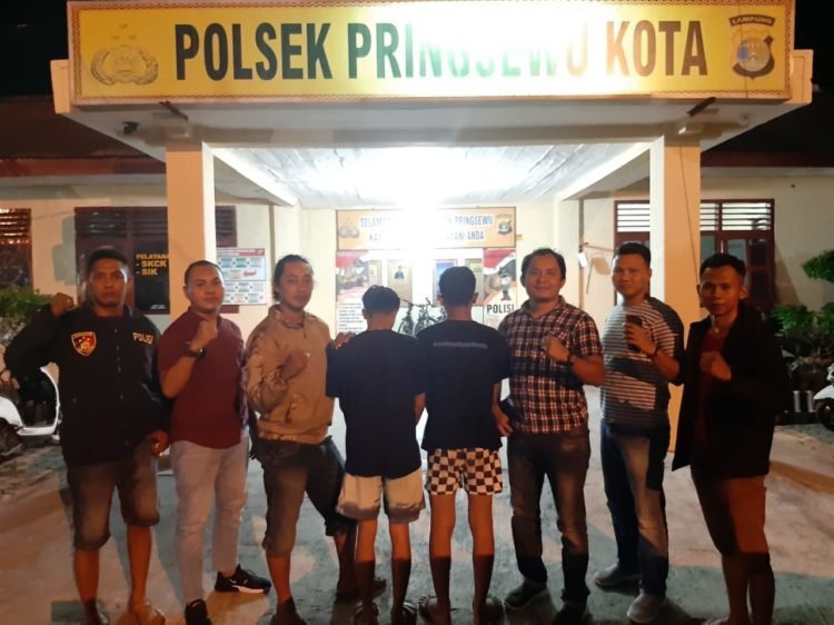Dua Pemuda Isap Tembakau Gorila di Kios Burung