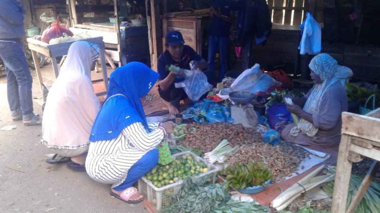 LARIS. Pedagang empon-empon di Pasar Sentral Kotabumi, melayani pelanggannya, Kamis (5/3). Komoditas jahe merah dan temulawak di Lampura laris karena untuk mencegah virus corona.
LAMPUNG POST/YUDHI HARDIYANTO