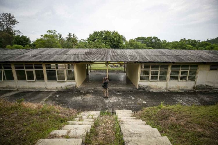 RENCANA PEMBANGUNAN RS KHUSUS CORONA. Warga melihat salah satu bangunan bekas rumah sakit di kawasan wisata eks kamp Vietnam di Pulau Galang, Batam, Kepulauan Riau, Kamis (5/3). Pemerintah berencana membangun rumah sakit khusus bagi penderita corona di lokasi eks pengungsi Vietnam dan pembangunannya ditargetkan rampung dalam waktu satu bulan. ANTARA FOTO/M N KANWA