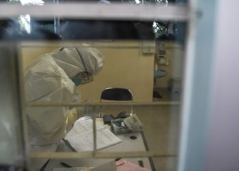 Petugas medis menggunakan alat pelindung diri (APD) di RSUP Persahabatan/Antara/Hafidz Mubarak A