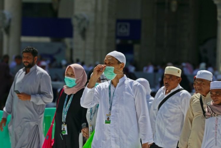 Virus korona sempat memaksa Pemerintah Arab Saudi menutup Mekkah. Foto: AFP