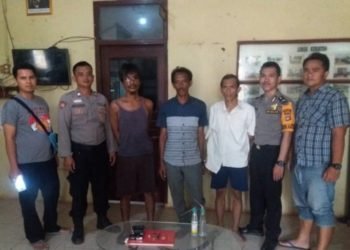 Ketiga tersangja saat diamankan di Mapolsek Rawajitu Selatan. (Dok Polres Tulangbawang/Lampost.co)