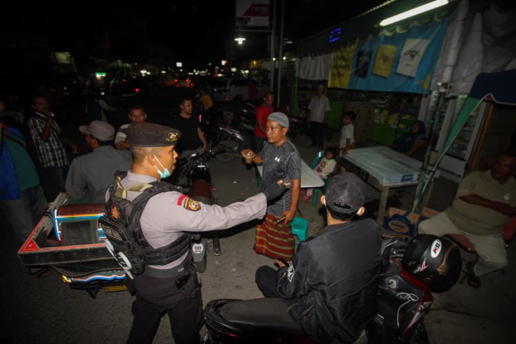 POLISI BUBARKAN KERAMAIAN. Polisi Unit Reaksi Cepat Polres Lhokseumawe membubarkan keramaian di depan salah satu mal yang baru buka di pusat Kota Lhokseumawe, Aceh, Jumat (27/3) malam. Polri juga melakukan pembubaran pada 9.733 kegiatan massa untuk pencegahan penyebaran virus corona. ANTARA/RAHMAD/HP
