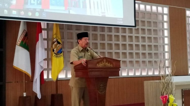 Wali Kota Bandar Lampung Herman HN saat sambutan menyampaikan instruksi sekolah libur, Senin 16 Maret 2020, di aula Gedung Semergou pemkot setempat. (Deta citrawan/Lampost.co)