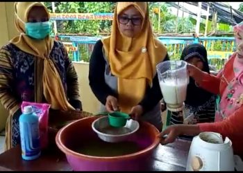 DIBAGIKAN GRATIS. Kader tim Penggerak PKK Desa Pasuruan, Kecamatan Penengahan, Lampung Selatan, membuat hand sanitizer yang kemudian dibagikan secara gratis ke warga desa guna mencegah penyebaran virus covid-19, Minggu (22/3). n LAMPUNG POST/AAN KRIDOLAKSONO