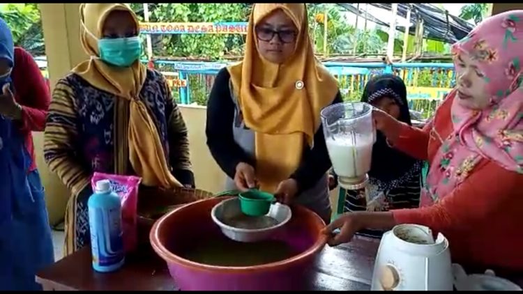 DIBAGIKAN GRATIS. Kader tim Penggerak PKK Desa Pasuruan, Kecamatan Penengahan, Lampung Selatan, membuat hand sanitizer yang kemudian dibagikan secara gratis ke warga desa guna mencegah penyebaran virus covid-19, Minggu (22/3). n LAMPUNG POST/AAN KRIDOLAKSONO