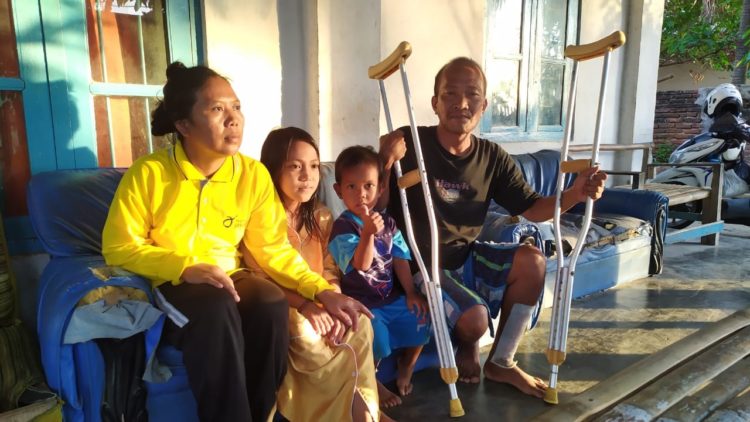 LUPUT DARI BANTUAN. Joni, warga Desa Way Muli Timur, Kecamatan Rajabasa, Lampung Selatan, merupakan korban tsunami yang luput dari bantuan. LAMPUNG POST/PERDHANA WIBYSONO