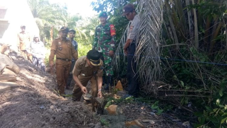 MONITORING TALUT. Pelaksana Tugas (Plt) Camat Sragi, Lampung Selatan, Hipni saat memonitor pembangunan talut penahan tanah di Desa Margajasa, Kecamatan Sragi, Selasa (10/3). LAMPUNG POST/ARMANSYAH