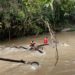 CARI WARGA HILANG. Petugas BPBD Lambar mencari keberadaan warga yang hilang saat memancing, Minggu (8/3). n DOKUMENTASI BPBD LAMBAR
