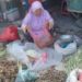 HARGA STABIL. Karinem, penjual rempah-rempah di Pasar Gedongtataan, Selasa (10/3). Harga rempah masih stabil di pasar tradisional Gedongtataan. LAMPUNG PSOT/PUTRA PANCASILA SAKTI