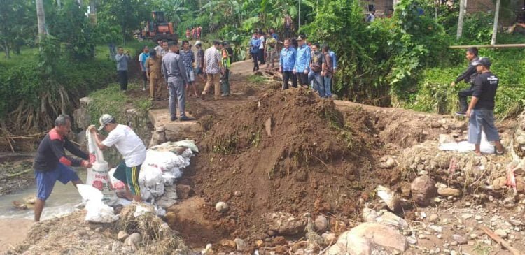 CEK JEMBATAN. Bupati Pesawaran Dendi Ramadhona beserta jajaran mengecek kondisi jembatan putus, Selasa (17/3). LAMPUNG POST/PUTRA PANCASILA SAKTI