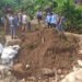 CEK JEMBATAN. Bupati Pesawaran Dendi Ramadhona beserta jajaran mengecek kondisi jembatan putus, Selasa (17/3). LAMPUNG POST/PUTRA PANCASILA SAKTI