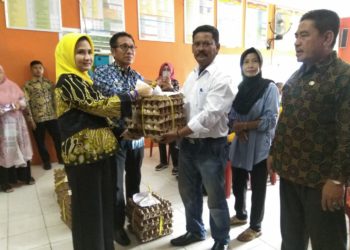 BERI BANTUAN. Ketua TPPKK Kabupaten Pesawaran Nanda Indira Dendi memberikan bantuan telur di Kecamatan Gedongtataan, Kamis (19/3). n LAMPUNG POST/PUTRA PANCASILA SAKTI