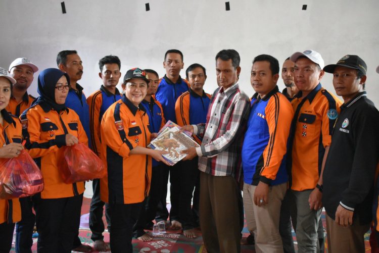 DONASI BUKU. Tim gerakan literasi daerah (GLD) Lampung Barat mendonasikan buku bacaan ke pengelola lamban baca di Kecamatan Bandarnegeri Suoh, Lambar, Sabtu (7/3). n DOKUMENTASI GLD LAMBAR