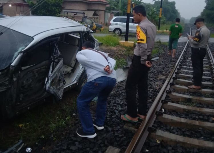 Mobil Ringsek Ditabrak Kereta Api