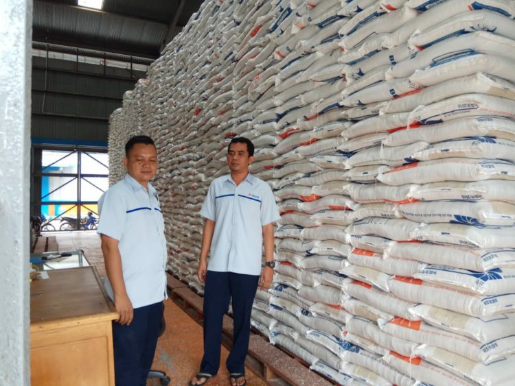 STOK BERAS. Petugas Bulog Kalianda menunjukkan stok beras di gudang Bulog setempat, Minggu (9/3). LAMPUNG POST/AAN KRIDOLAKSONO