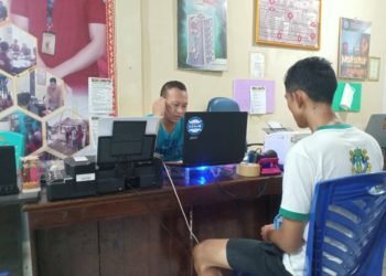 DIPERIKSA Pemuda warga Desa Semuli Jaya, Abung Semuli, Lampung Utara ditangkap atas kasus narkoba. Ia menjalani pemeriksaan aparat kepolisian Sat Narkoba setempat, Jumat (13/3). LAMPUNG POST/ HARI SUPRIYONO