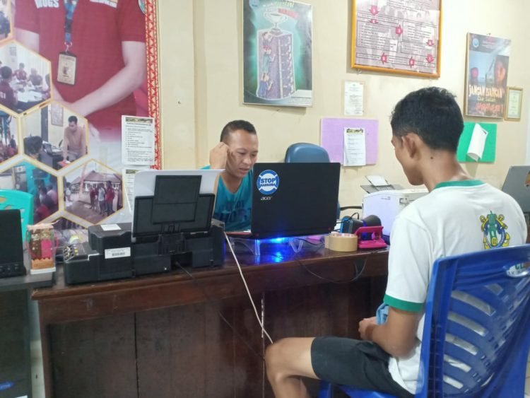 DIPERIKSA Pemuda warga Desa Semuli Jaya, Abung Semuli, Lampung Utara ditangkap atas kasus narkoba. Ia menjalani pemeriksaan aparat kepolisian Sat Narkoba setempat, Jumat (13/3). LAMPUNG POST/ HARI SUPRIYONO