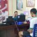 DIPERIKSA Pemuda warga Desa Semuli Jaya, Abung Semuli, Lampung Utara ditangkap atas kasus narkoba. Ia menjalani pemeriksaan aparat kepolisian Sat Narkoba setempat, Jumat (13/3). LAMPUNG POST/ HARI SUPRIYONO