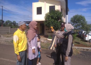 CEK SUHU. Pengunjung dicek suhu tubuh di Mapolres Pesawaran, (19/3). n DOK POLRES PESAWARAN