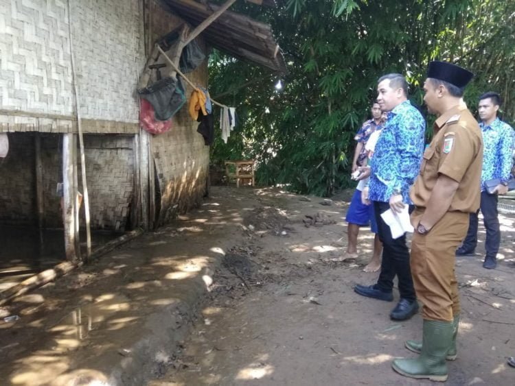 KUNJUNGI KORBAN BANJIR. Bupati Pesawaran Dendi Ramadhona bersama kepala Desa Bagelen mengunjungi warga yang terkena dampak banjir, Selasa (18/3). LAMPUNG POST/PUTRA PANCASILA SAKTI
