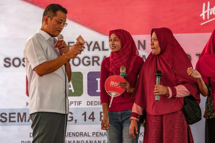 BELUM AKURAT. Menteri Sosial Juliari Batubara (kiri) berinteraksi dengan sejumlah warga penerima manfaat saat penyaluran bantuan pangan nontunai (BNPT) di Semarang,  Jawa Tengah, Jumat (14/2). Mensos mengakui terkait penerima program bantuan sosial (bansos) dari pemerintah saat ini belum 100% akurat.  (ANTARA/AJI STYAWAN)