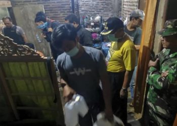 GELEDAH. Petugas melakukan penggeledahan di rumah terduga teroris di Dukuh Ngepung, Subah, Kabupaten Batang, Jawa Tengah, Rabu (25/3). (ANTARA/KORAMIL SUBAH/HARVIYAN PERDANA PUTRA)