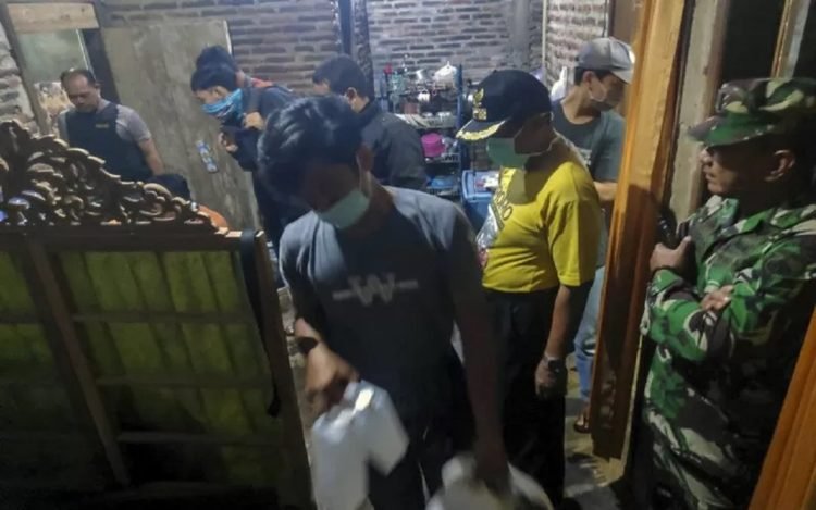 GELEDAH. Petugas melakukan penggeledahan di rumah terduga teroris di Dukuh Ngepung, Subah, Kabupaten Batang, Jawa Tengah, Rabu (25/3). (ANTARA/KORAMIL SUBAH/HARVIYAN PERDANA PUTRA)
