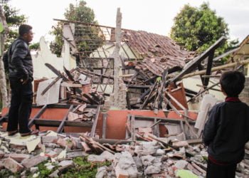 DAMPAK GEMPA. Warga melihat bangunan sekolah ambruk akibat gempa bumi di Kecamatan Kabandungan, Sukabumi, Jawa Barat, Rabu (11/3). (ANTARA/BUDIYANTO)