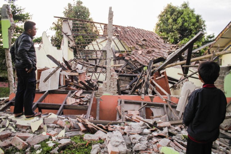 DAMPAK GEMPA. Warga melihat bangunan sekolah ambruk akibat gempa bumi di Kecamatan Kabandungan, Sukabumi, Jawa Barat, Rabu (11/3). (ANTARA/BUDIYANTO)