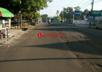 Arus lalu lintas di Kota Metro terlihat sepi dan lengang, Selasa, 17 Maret 2020. Suprayogi