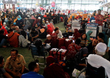 BUTUH KEPASTIAN. Ribuan calon jemaah umrah saat menunggu kepastian berangkat ke Tanah Suci Mekah di Terminal 3 Bandara Soekarno-Hatta, Tangerang, Banten, Kamis (27/2). Para jemaah membutuhkan kepastian untuk melaksanakan ibadah umrah ke Tanah Suci. (ANTARA FOTO/MUHAMMAD IQBAL)