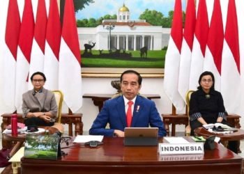 PERANGI COVID-19. Jokowi mengikuti KTT virtual G20 bersama Menteri Keuangan Sri Mulyani dan Menteri Luar Negeri Retno Marsudi. Jokowi mengajak pemimpin negara G20 perangi covid-19 dan pelemahan ekonomi dunia yang menyertainya. (Dok. Biro Pers Istana Kepresidenan)