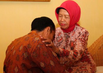 Presiden Joko Widodo dan ibunya, Sujiatmi Notomiharjo/Antara.