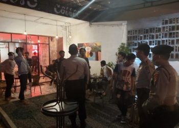 ilustrasi. Petugas Polresta membubarkan keramaian secara persuasif. Dok