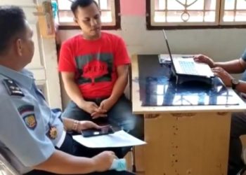 Pelaku penipuan dan penggelapan saat diperiksa petugas. Foto: Dok