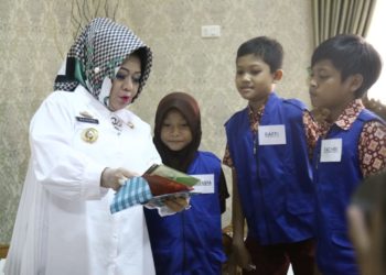 MAKANAN BERGIZI. Kepala Dinas Kesehatan Provinsi Lampung Ibu Reihana, Rabu (11/3/2020), sedang memberikan penjelasan mengenai menu makanan bergizi seimbang kepada Reperter Cilik Lampost, di kantornya, Jalan Dr Susilo, Pahoman, Bandar Lampung. LAMPUNG POST/ZAINUDDIN