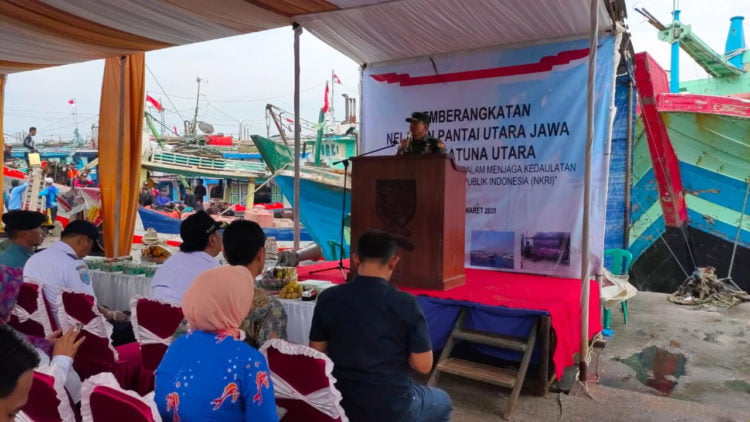 NELAYAN TEGAL. Deputi IV Bidang Koordinasi Pertahanan Negara Kemenko Polhukam, Mayjen Rudiyanto saat melepas 30 kapal nelayan asal Tegal yang akan diberangkatkan ke Laut Natuna, Rabu (4/3). Selain 30 kapal nelayan, Laut Natuna juga diramaikan dua kapal negara milik Bakamla. (MI/ SUPARDJI RASBAN)