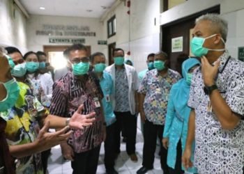 Gubernur Jawa Tengah Ganjar Pranowo mengecek kesiapan RSUD Dr. Moewardi Kota Surakarta menangani pasien yang diduga terinfeksi virus korona jenis baru, Rabu, 4 Maret 2020. (Antara/Humas Pemprov Jawa Tengah)