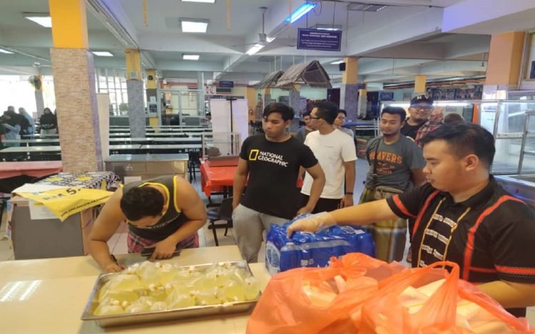 MAHASISWA INDONESIA. Sejumlah mahasiswa asal Indonesia yang kuliah di Universitas Kebangsaan Malaysia, akhir pekan lalu. (ISTIMEWA)